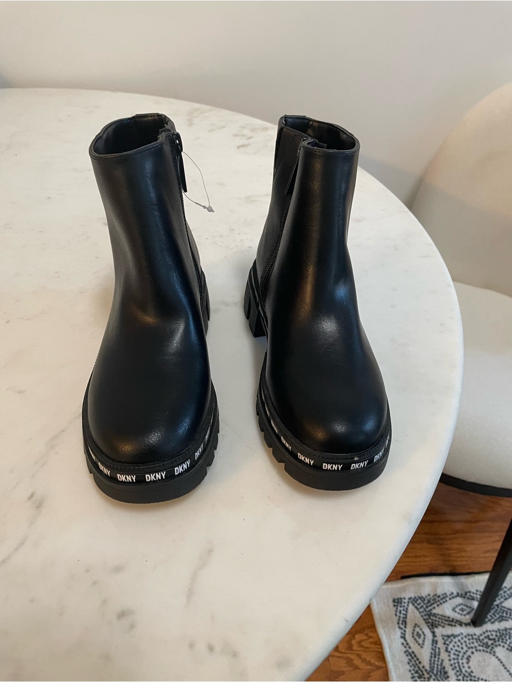 DKNY Girls Black Lug Sole Chelsea Ankle Boots Size 1 Logo Side Zip New
